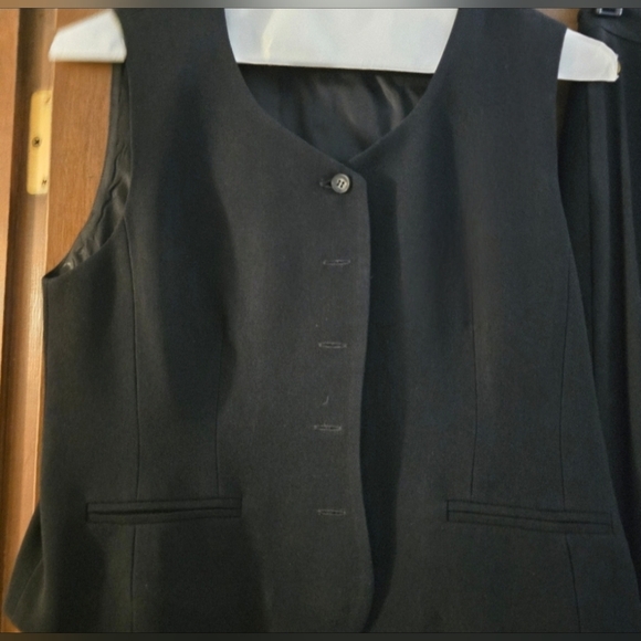 Like new Jones New York petite 3 piece tailored pants suit. - Picture 5 of 9
